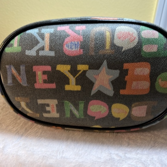 Bag Dooney and Bourke Multicolor fabric outside, red fabric inside keyring NWOT - Picture 6 of 9